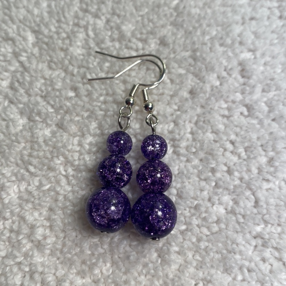 Handmade, purple crackle glass beaded earrings - Picture 4 of 4